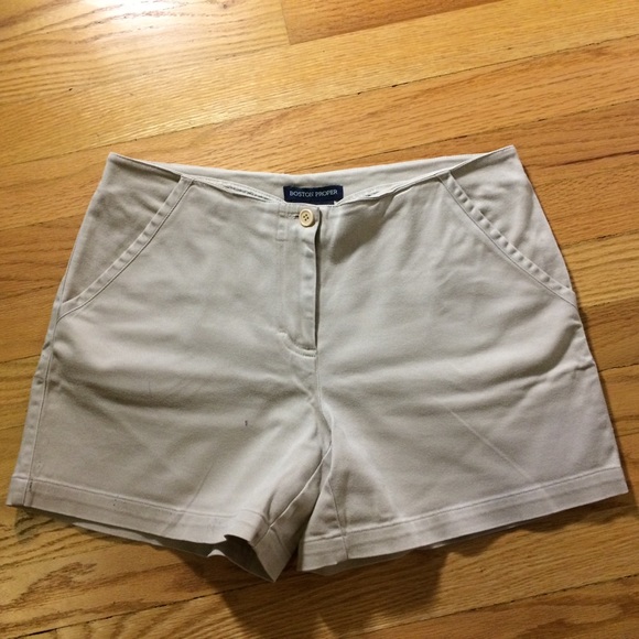 Cream colored shorts - Picture 3 of 3